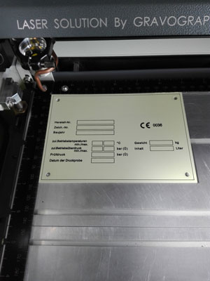 Ansicht einer Laser Maschine bei der Gravur eines Schildes 